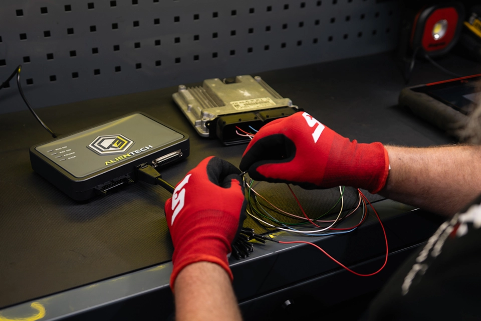 Mechanic connecting wires of vehicle tuning box